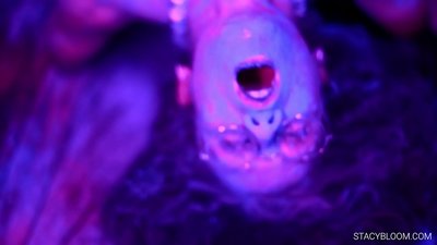 Ang bata nag-masturbate sa camera ug nagdala sa iyang kaugalingon sa orgasm.